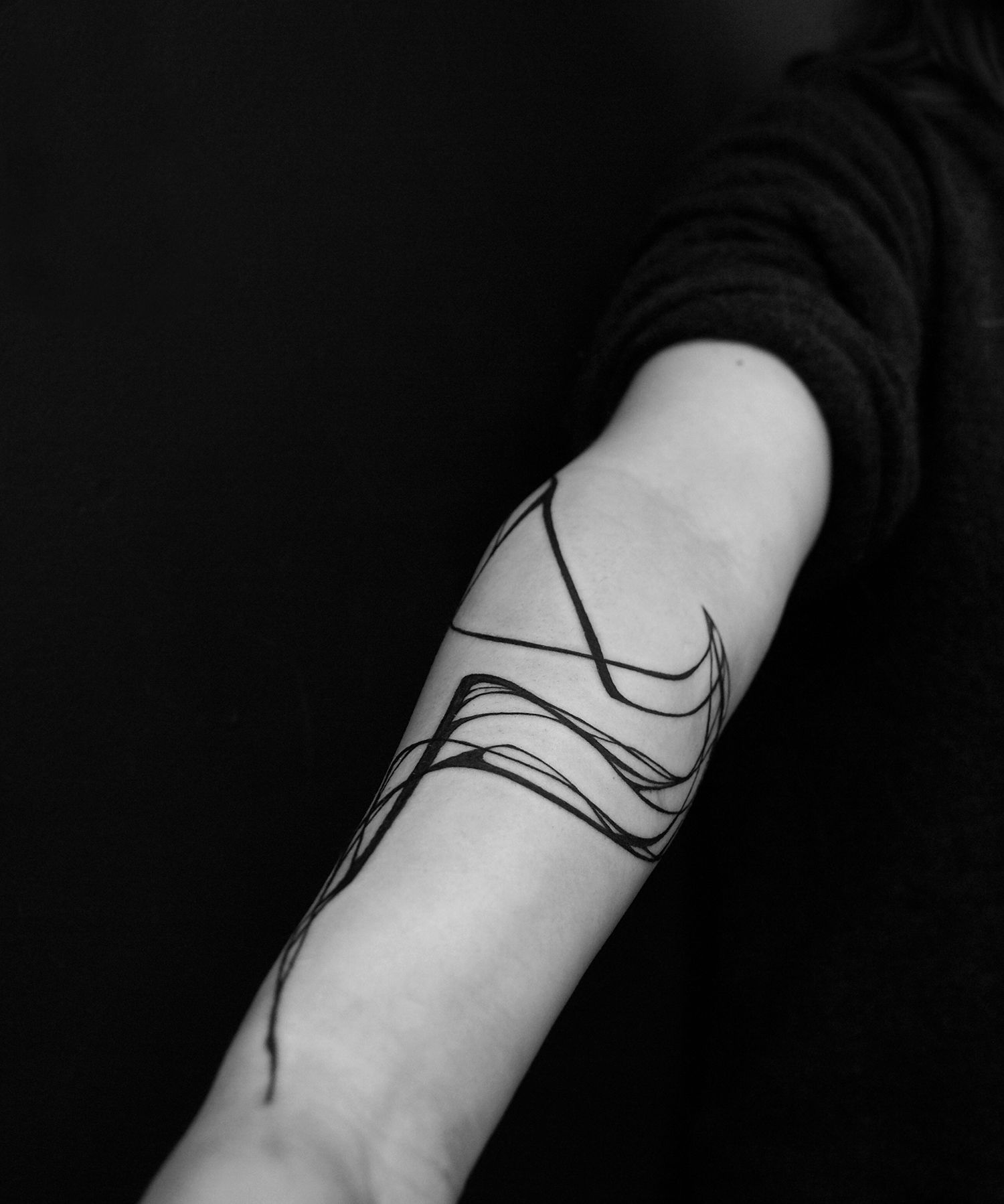 black ink tattoo abstract shoulder tattoo by sanne vaghi
