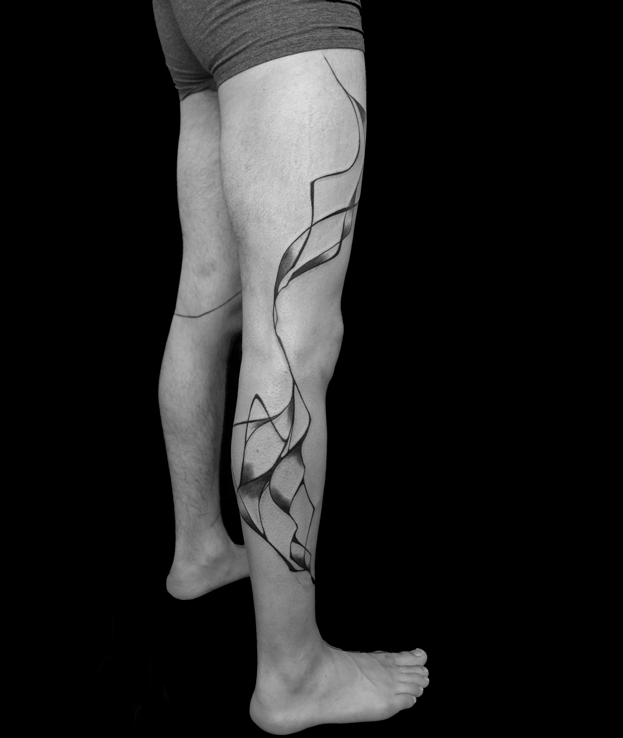 abstract blackwork on legs abstract shoulder tattoo by sanne vaghi