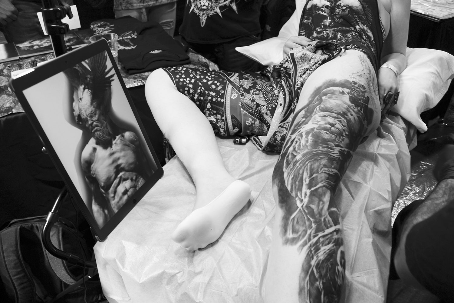 Jo Crow client getting her leg tattooed