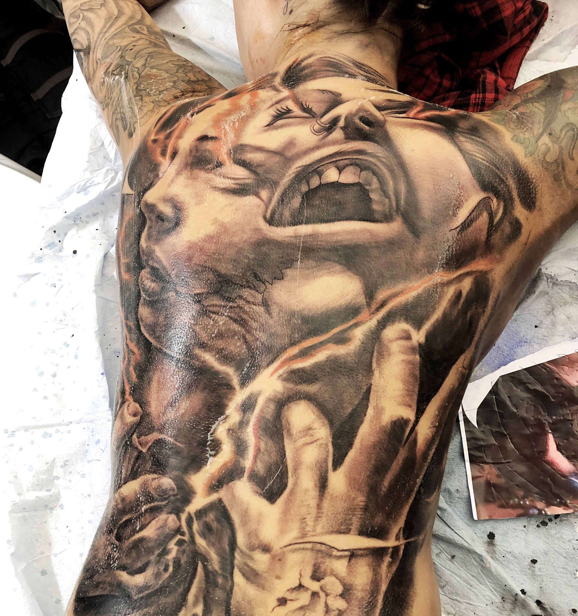 draworking, mxndoza, psicotattoo, tattooing on back, grey and black, canada tattoo convention