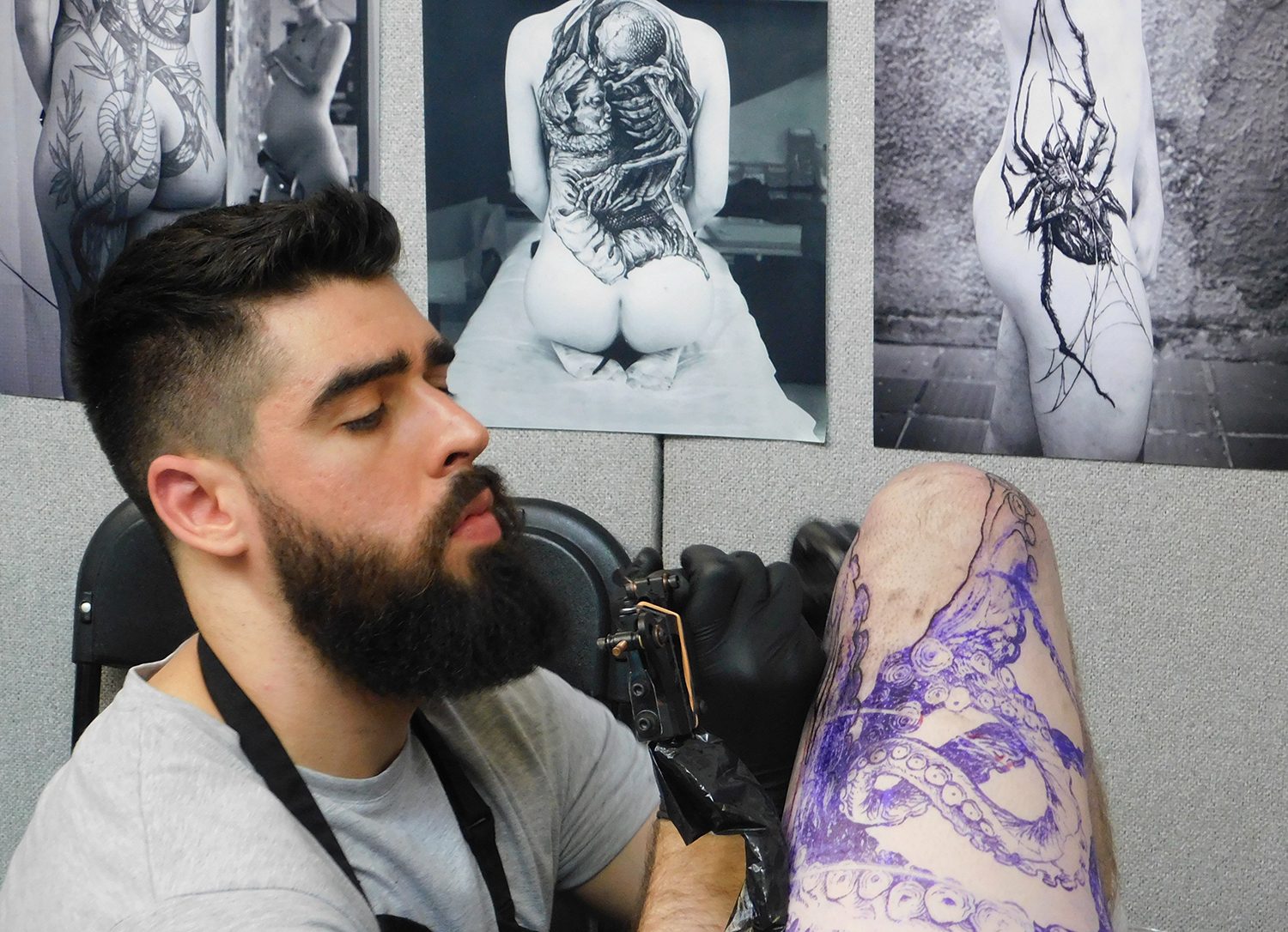 Frederico rabelo tattooing a leg, london tattoo convention