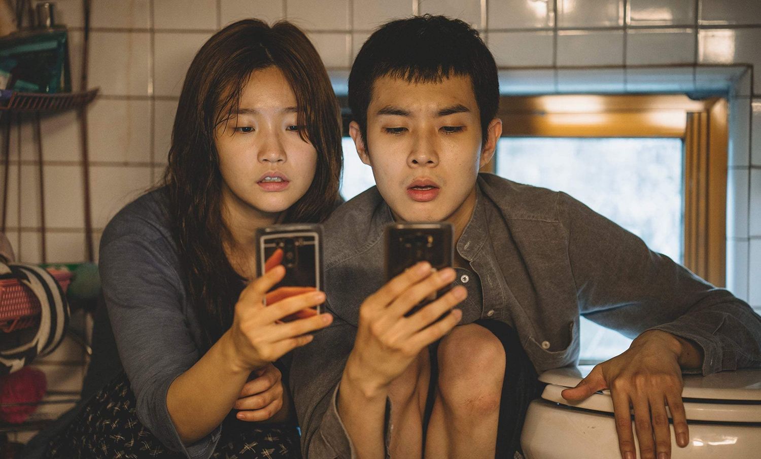 kids on cellphone, movie parasite by Bong Joon-ho