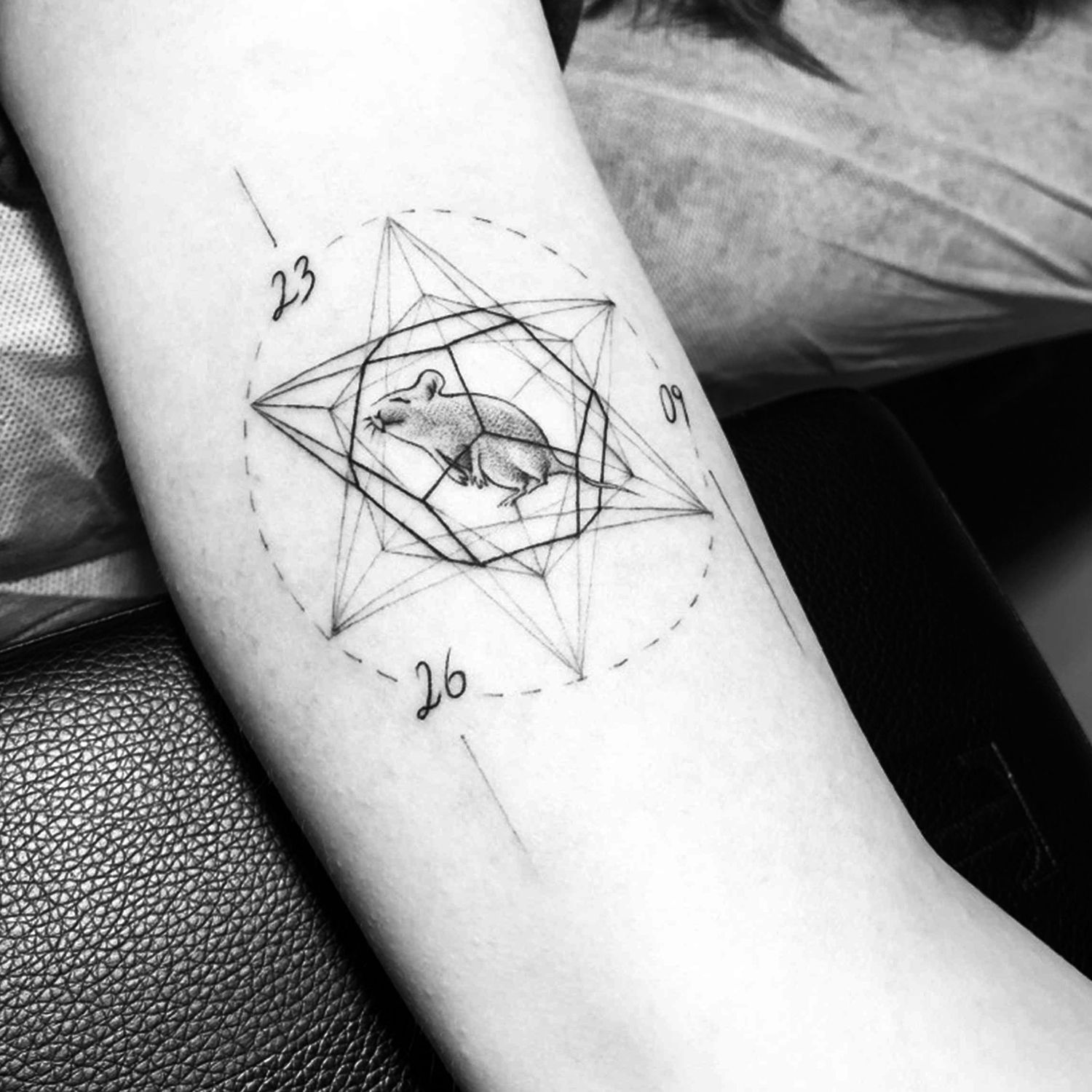 rate in star, linework tattoo