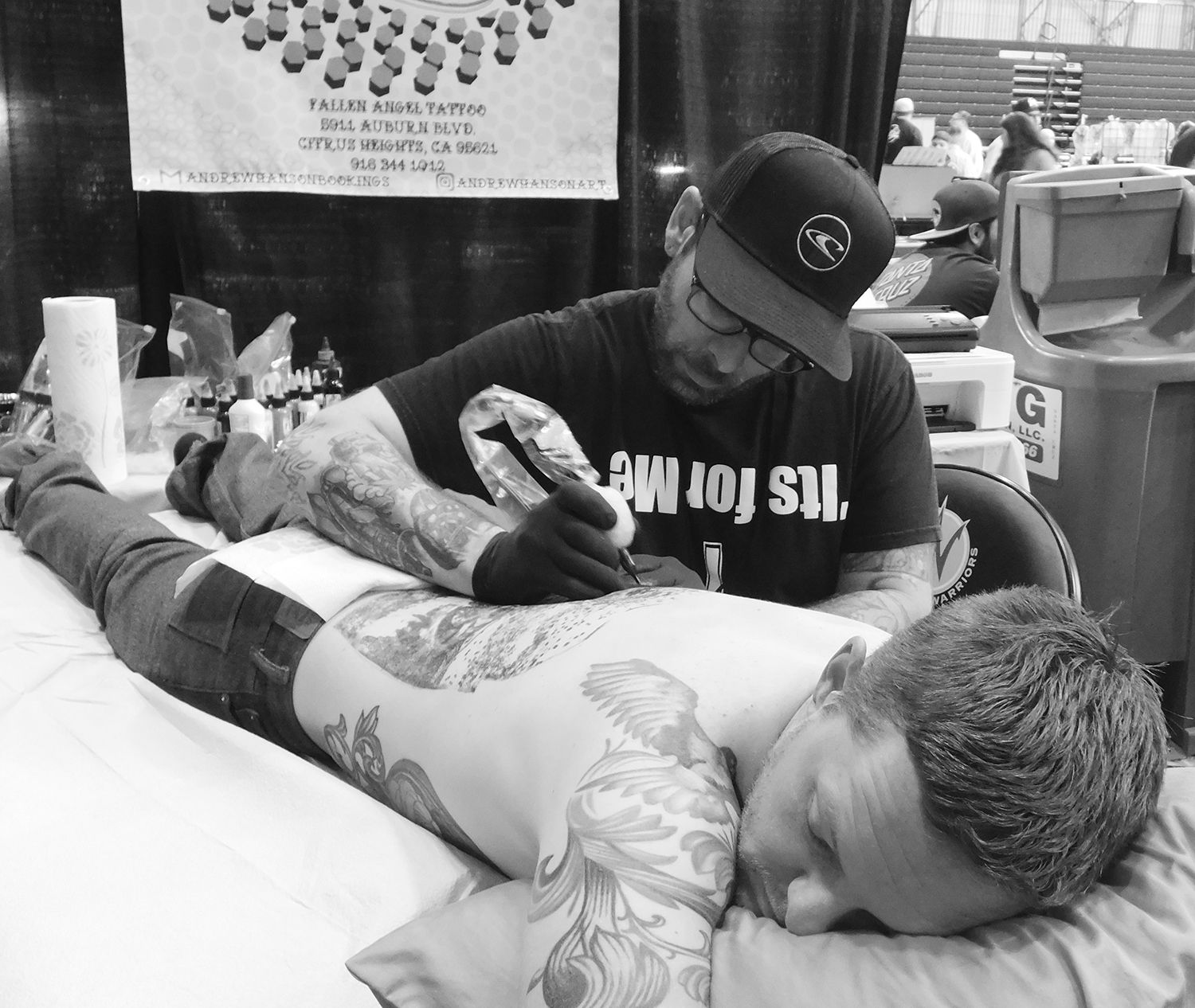 Andrew Hanson tattooing a big back piece, event coverage