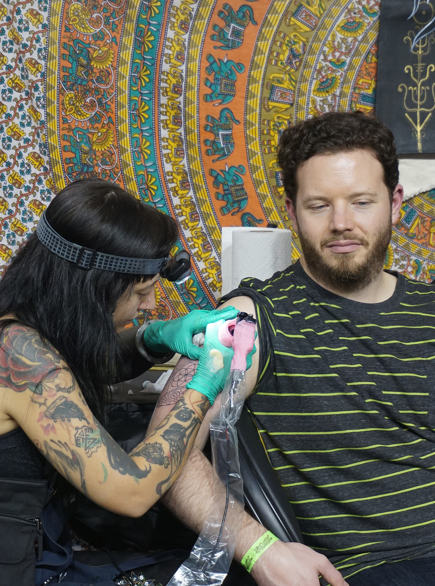 becki wilson tattooing a snake tattoo, outlining