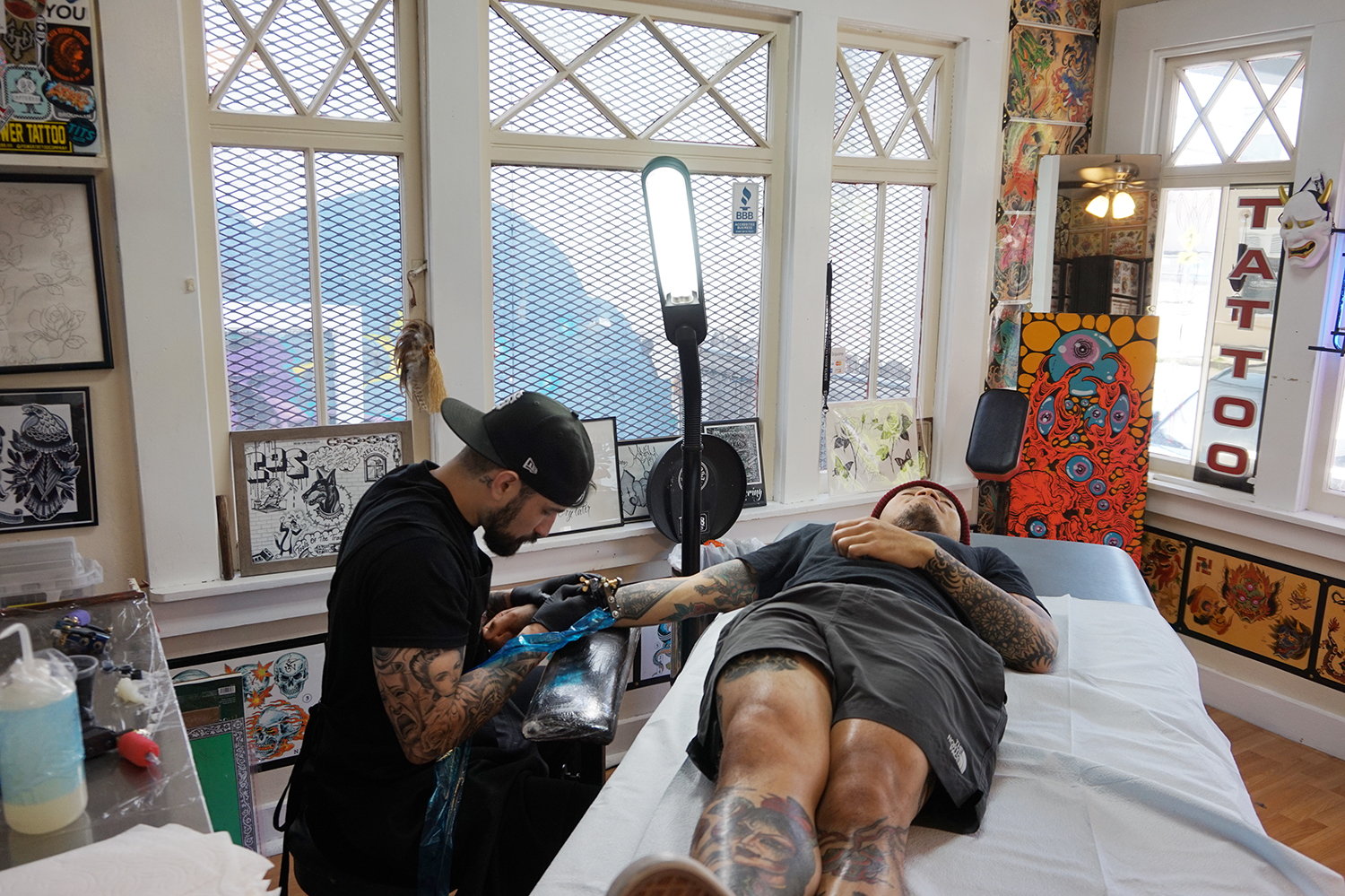 Tattooer Tony Pimental (Tonybrownarms) making barbwire tattoo 