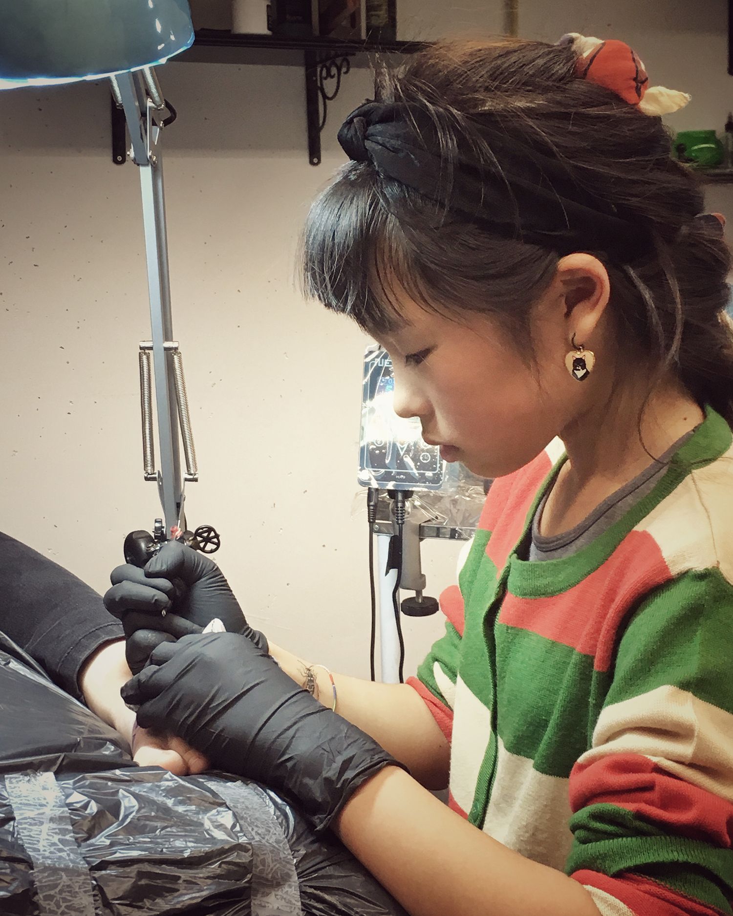 Tattoo apprentice Noko tattooing