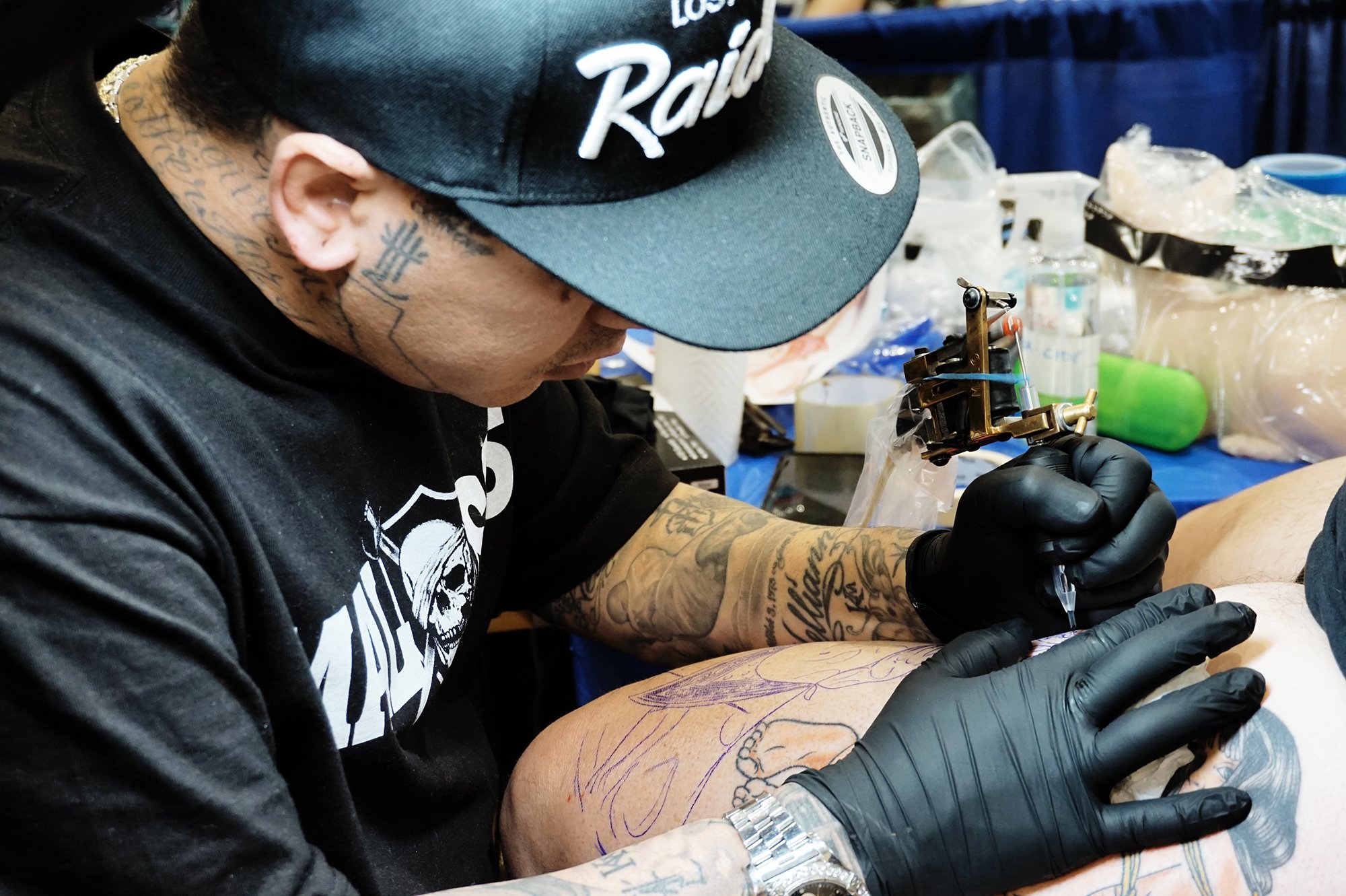 Tattoo artist Tommy Montoya, Feather Falls Casino Convention, photo © Scene360