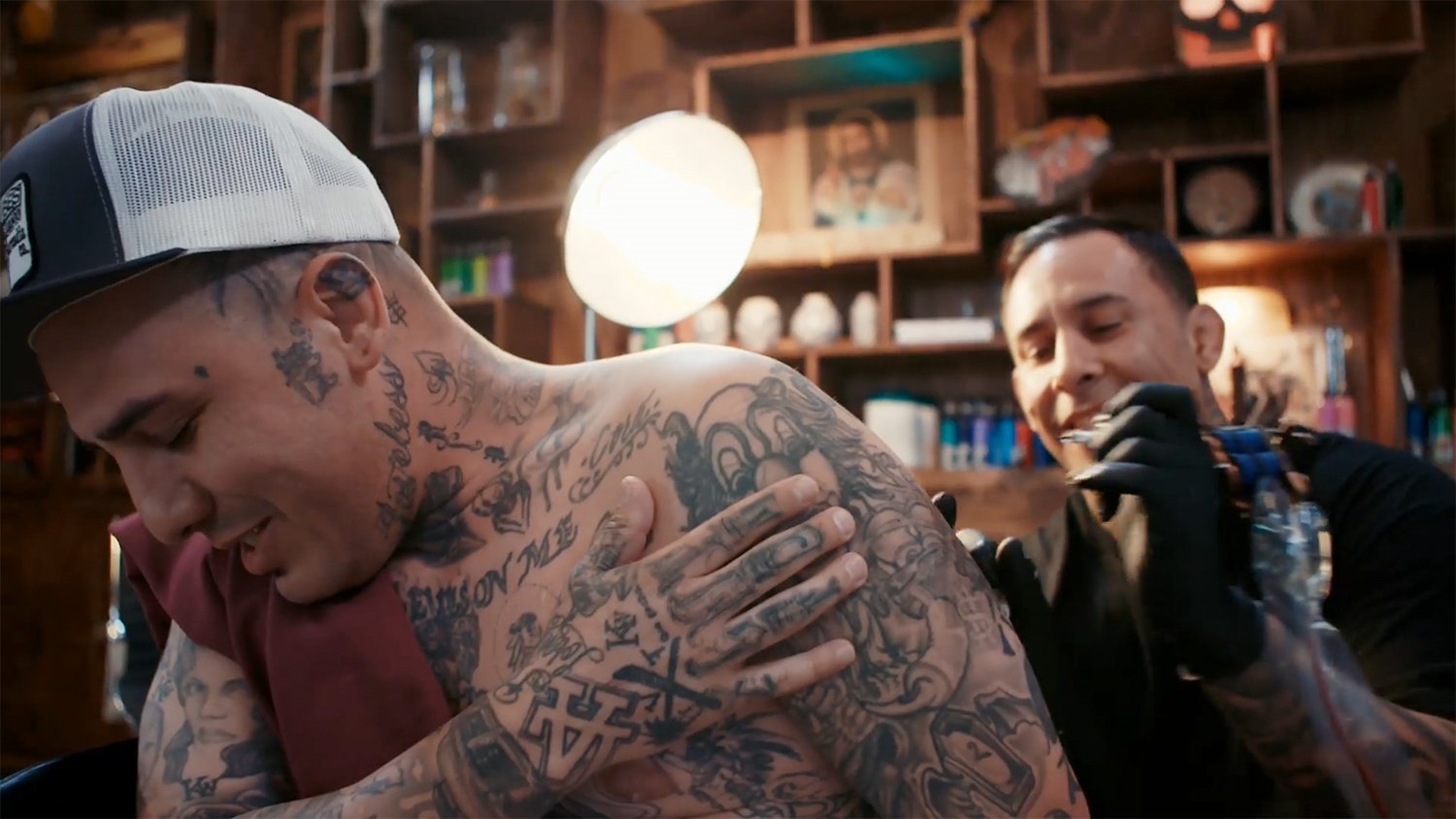 Tommy Montoya se fait tatouer par son frère Mikey, photo de The Tattoo Shop