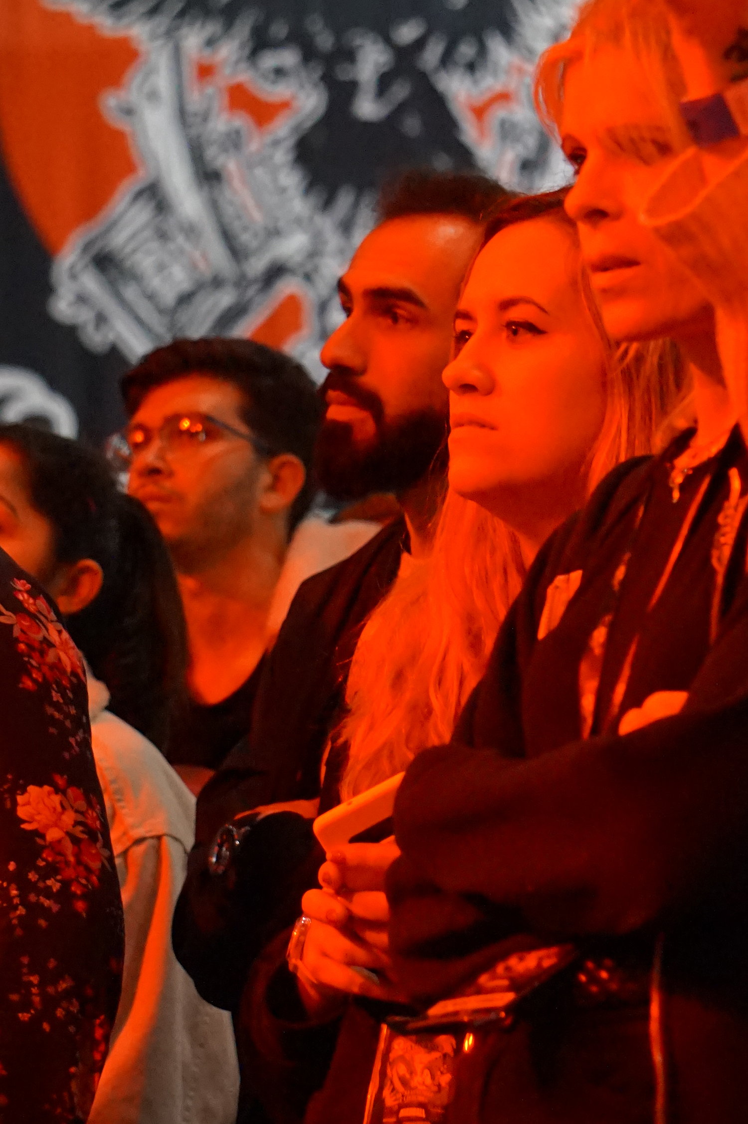 Spectateurs regardant «Ascendus», une performance de suspension de corps sur scène. #ascendus #bodysuspension #tattooconvention