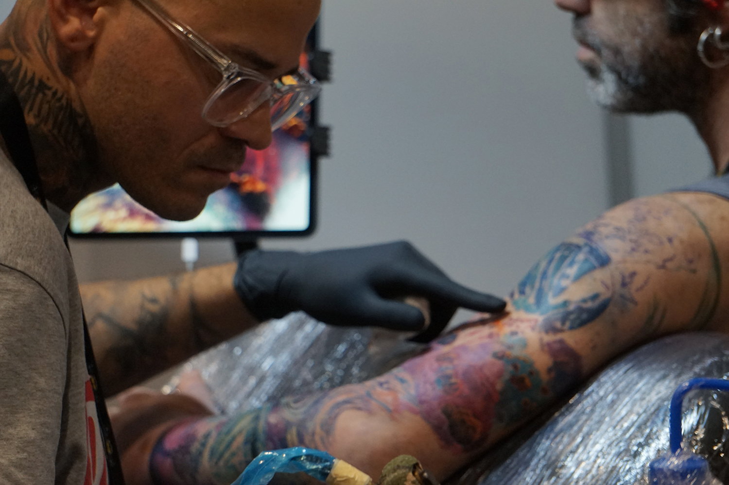Mauro Amaral inking cosmic details on his client’s shoulder.