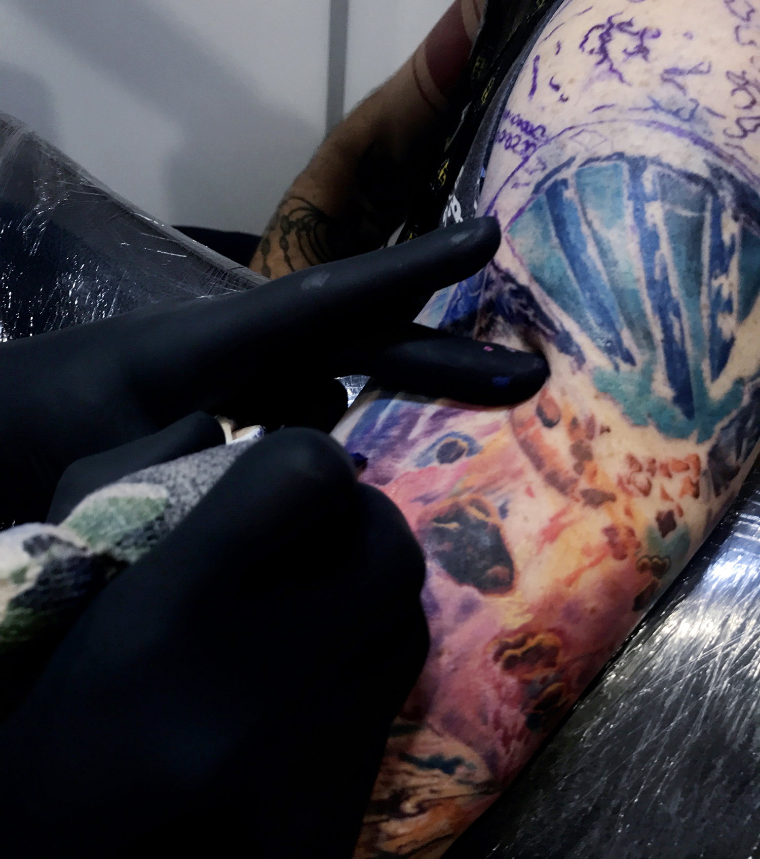 close up ,Mauro Amaral inking cosmic details on his client’s shoulder.