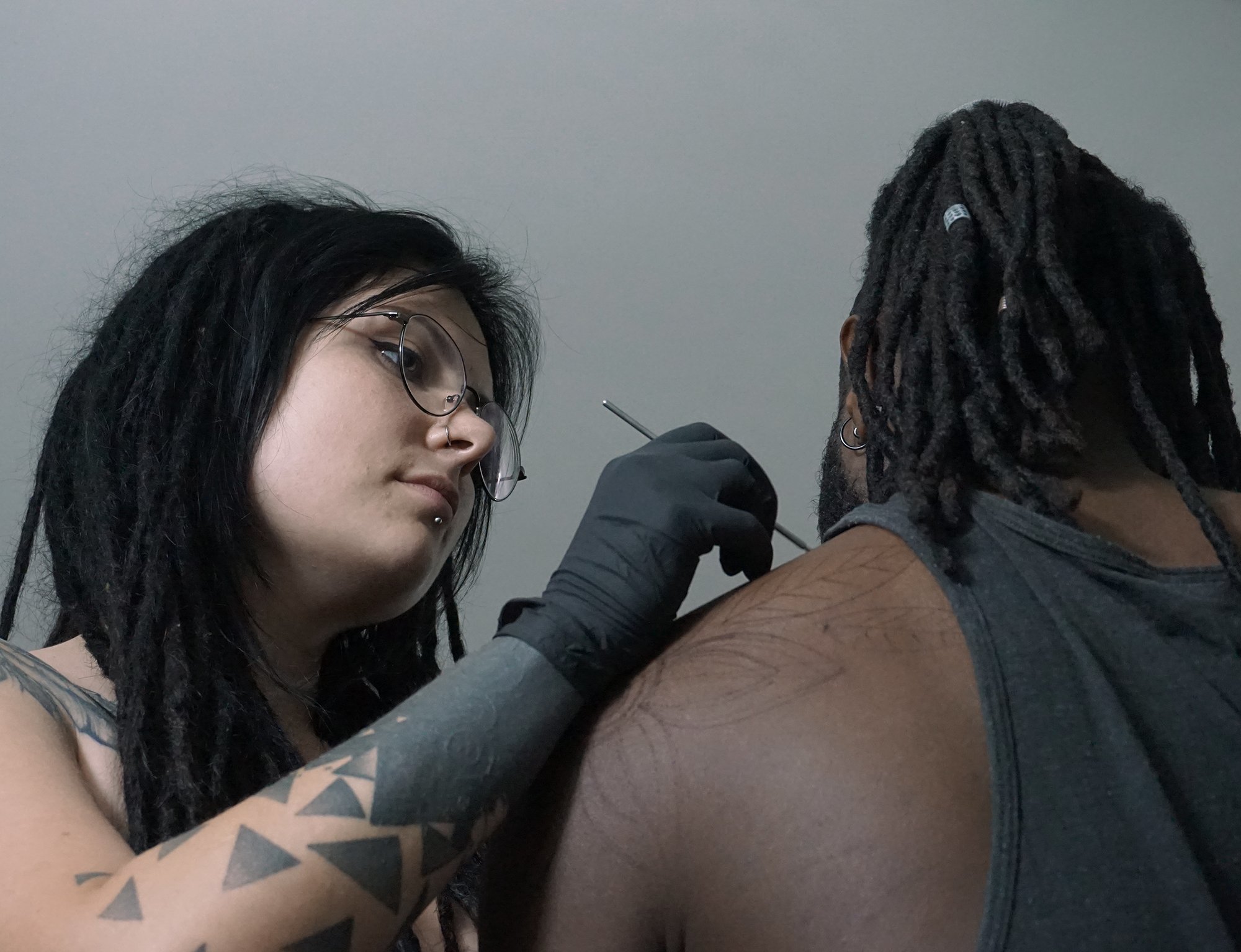 tattoo artist yanina viland in private studio in lisbon