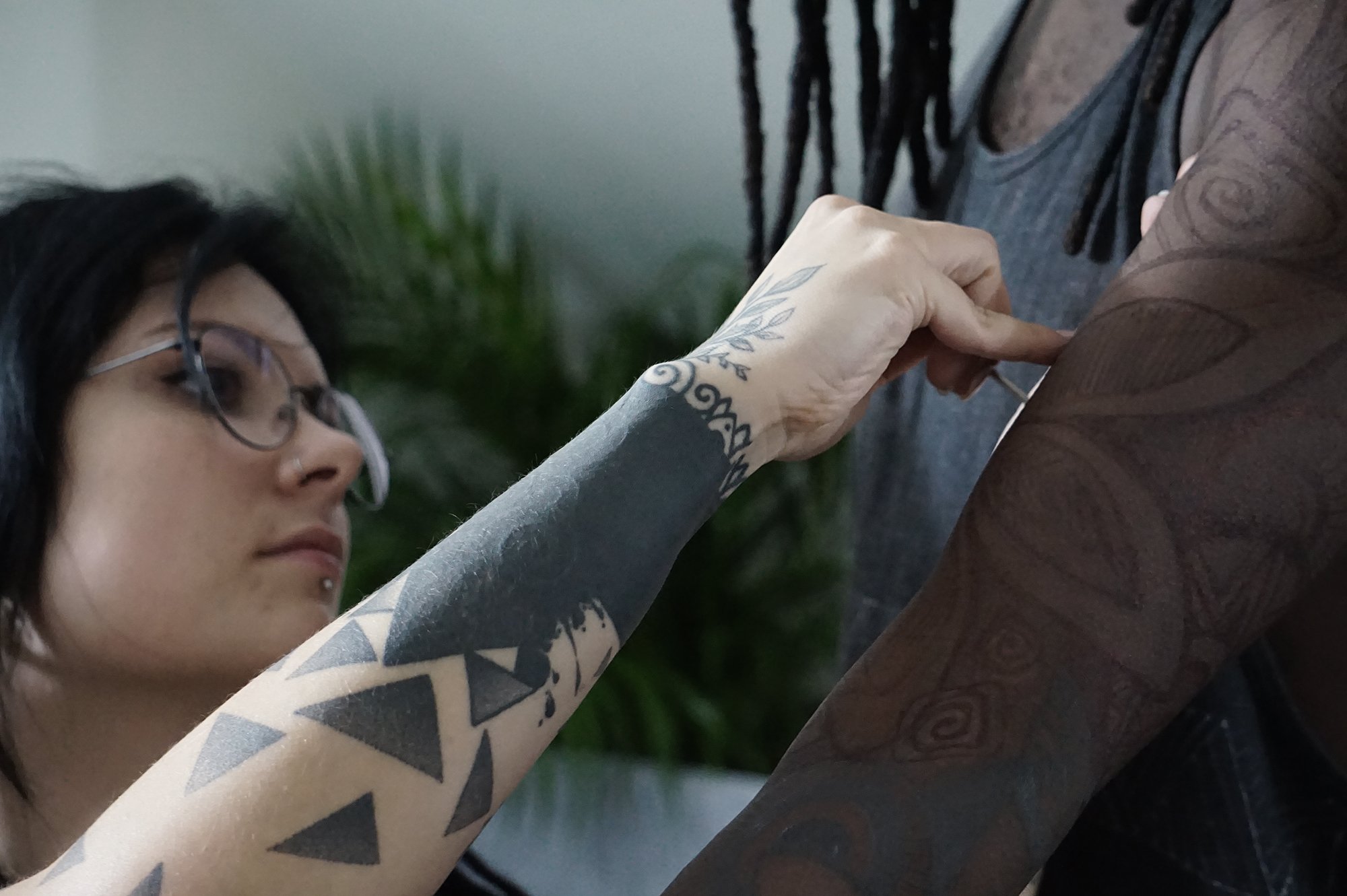 tattoo artist yanina viland freehanding client's arm, in private studio in Lisbon, Portugal