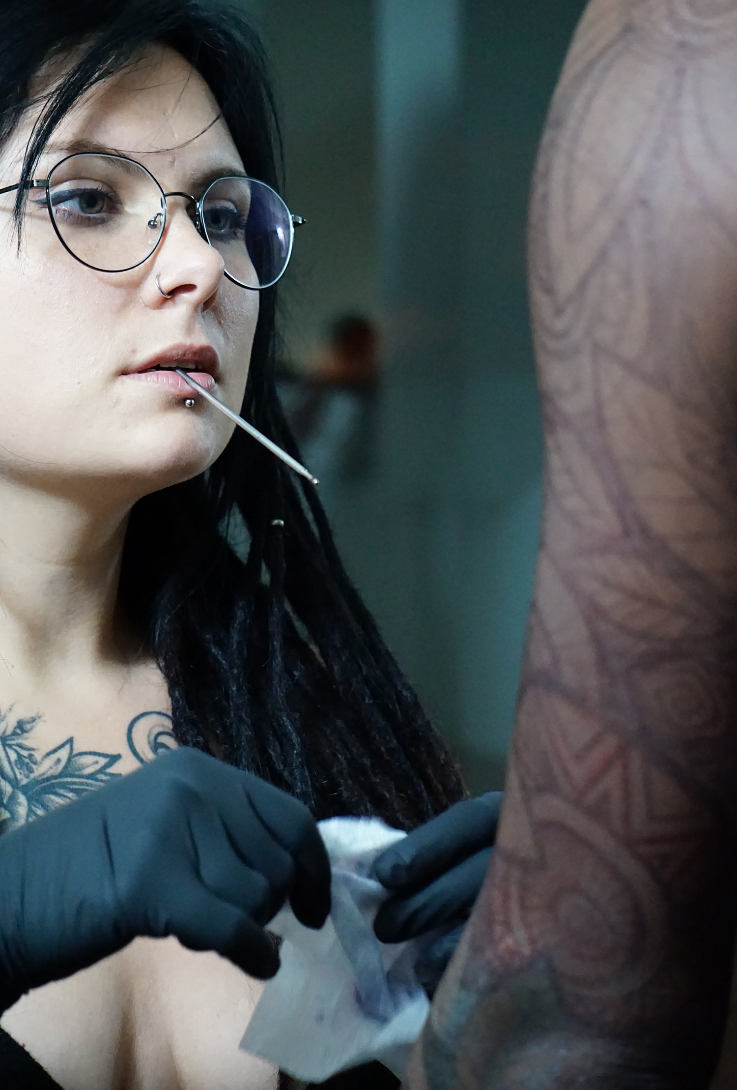 yanina viland freehanding a tattoo on a dark-skinned client