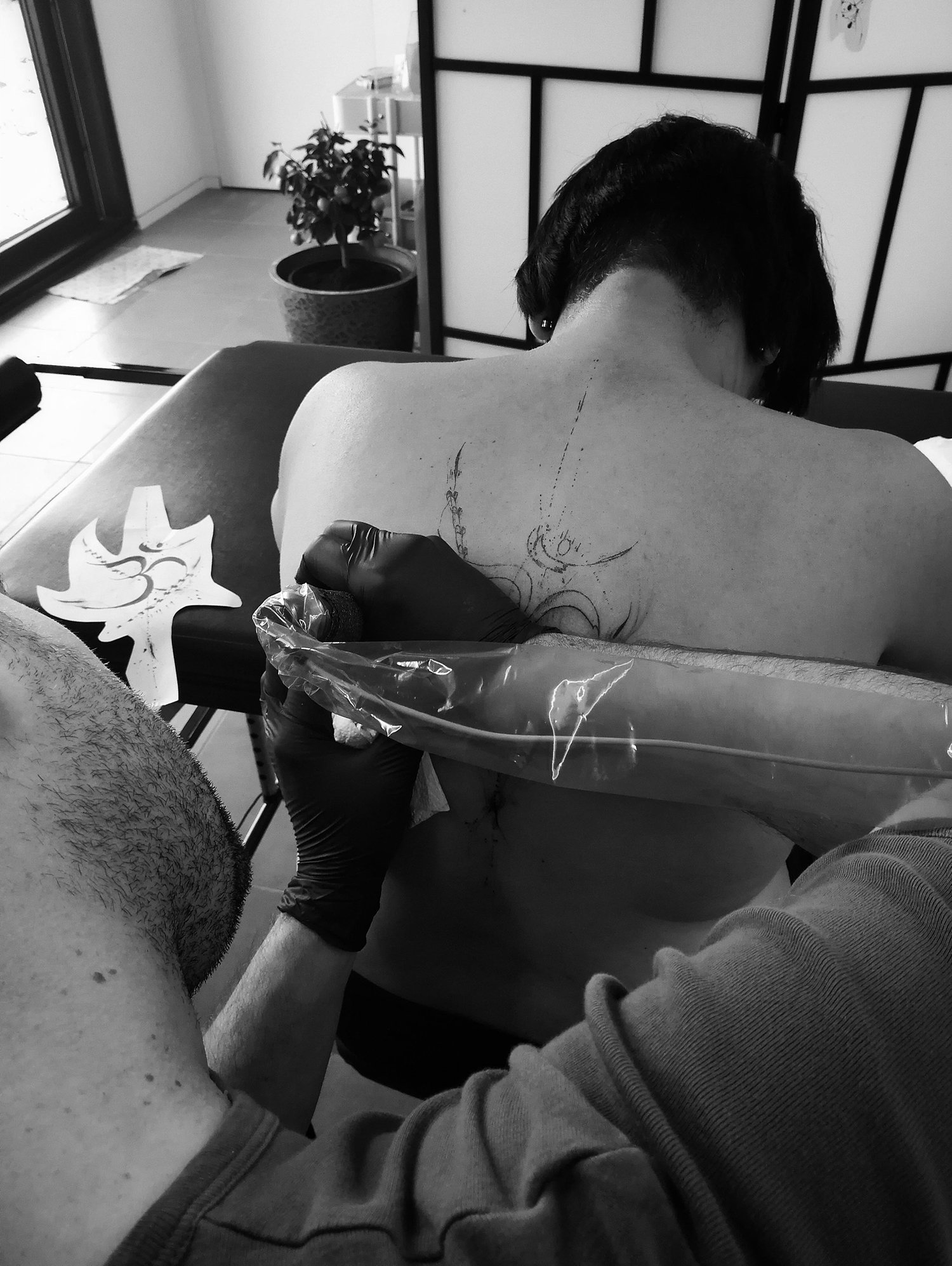 tattoo artist jelle poksflow working on a blackwork back piece