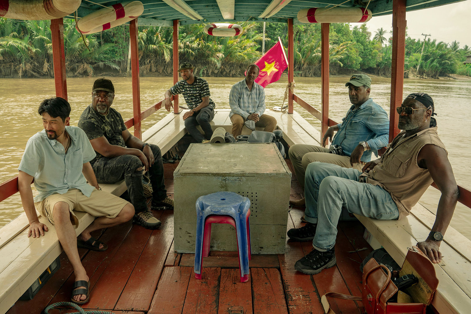men on boat, Da 5 Bloods