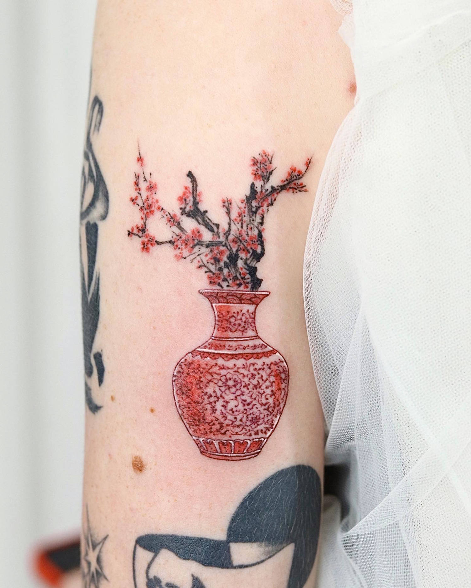 chinese vase tattoo by daldam