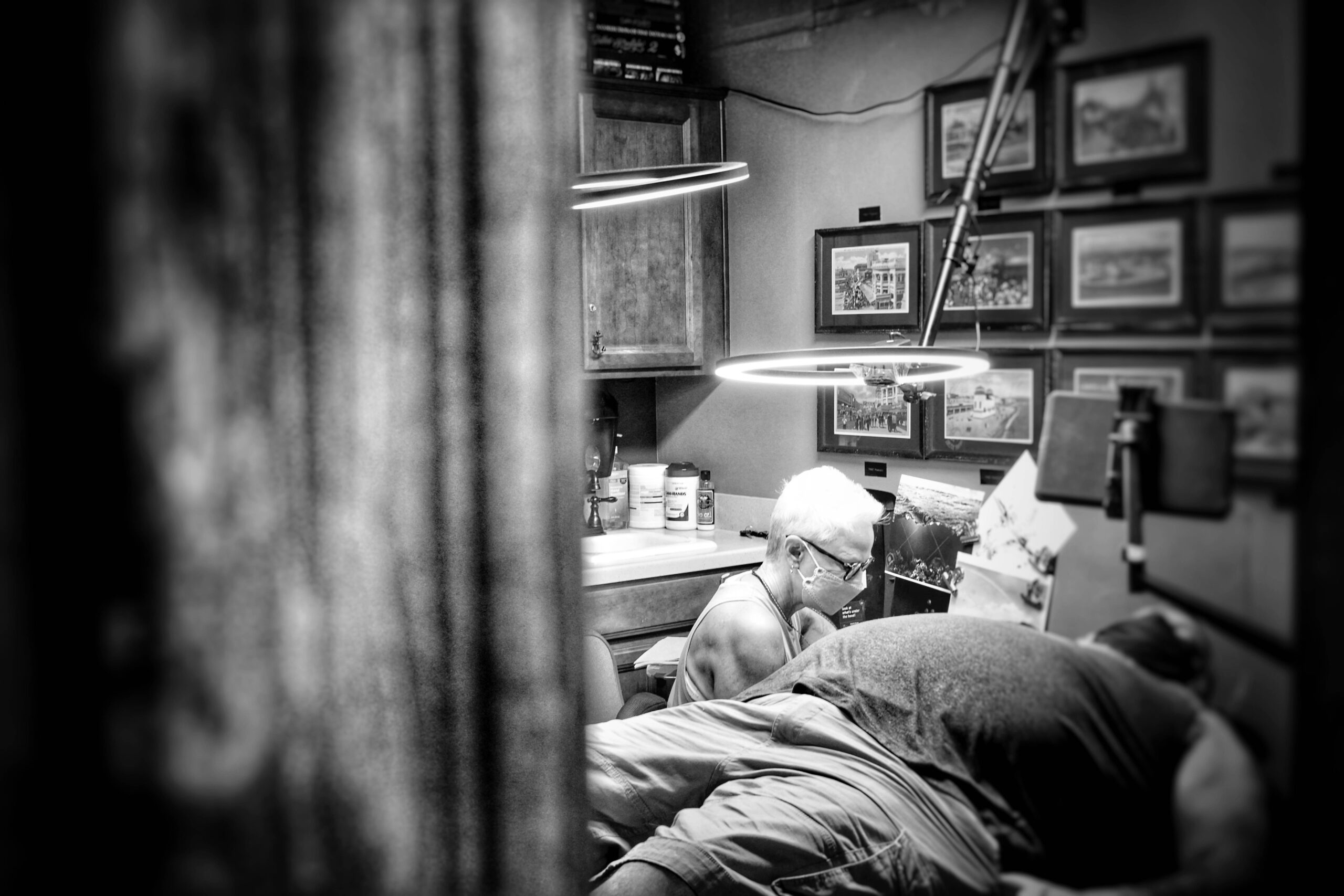 tattoo legend kari barba inking client  - photo by the tattoo journalist