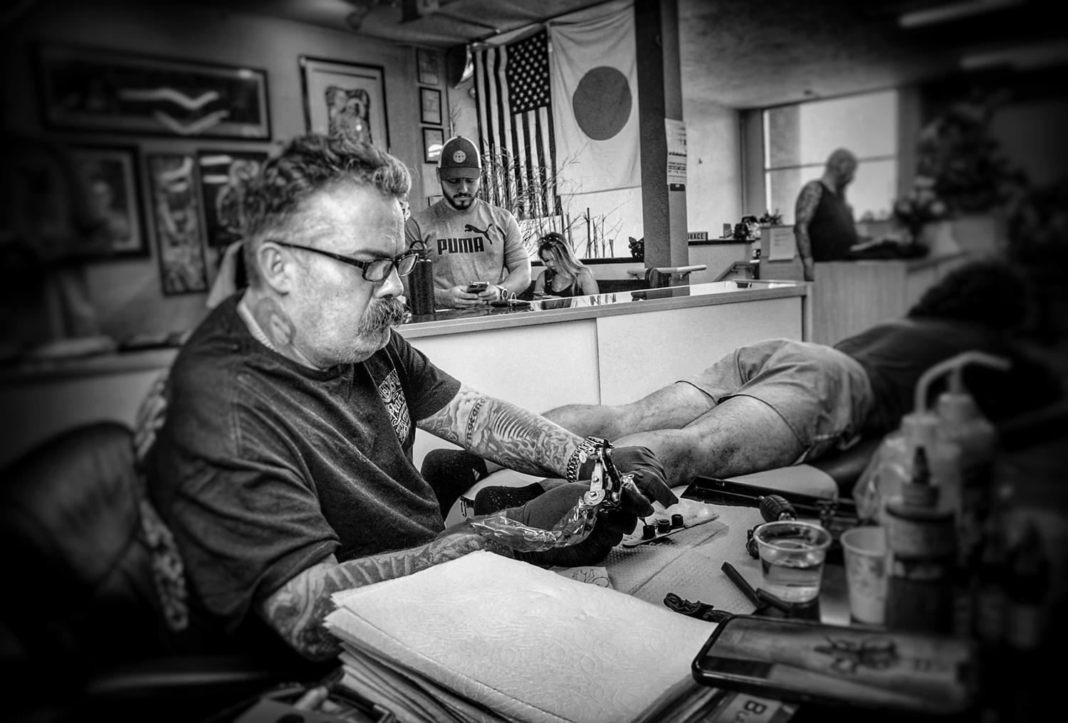 The artist McFetridge in action, known as the organizer of the Capitol City Tattoo Convention in Sacramento