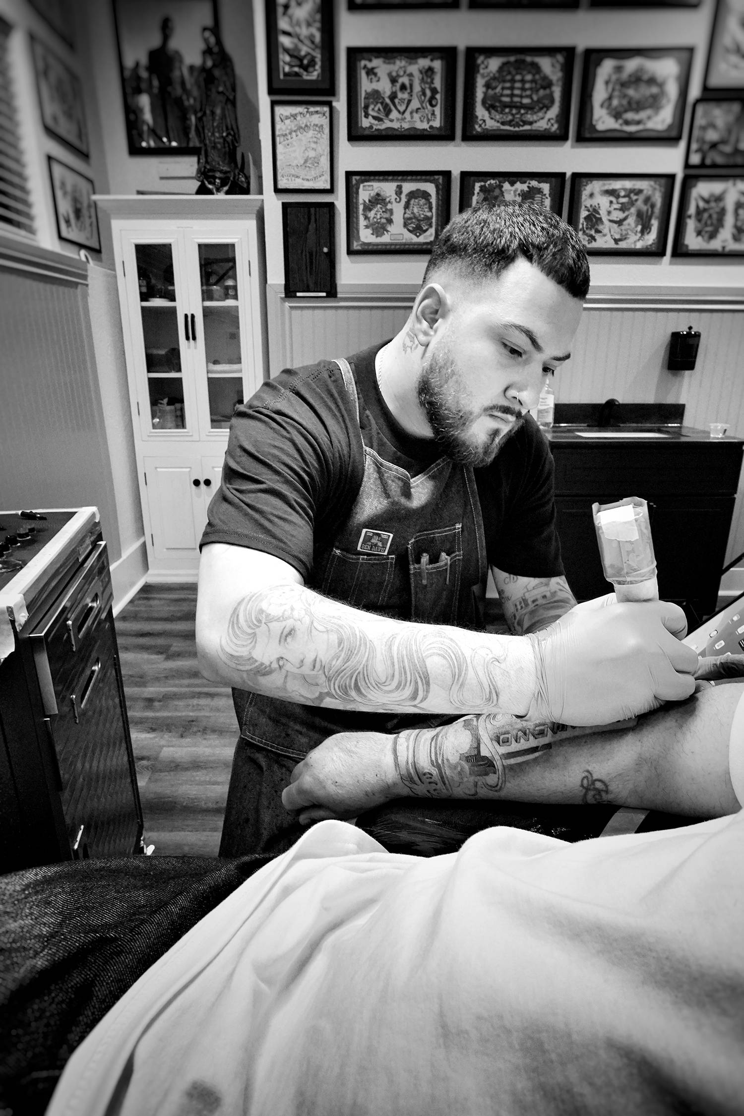 tattooed Eddy Reyes Jr at work