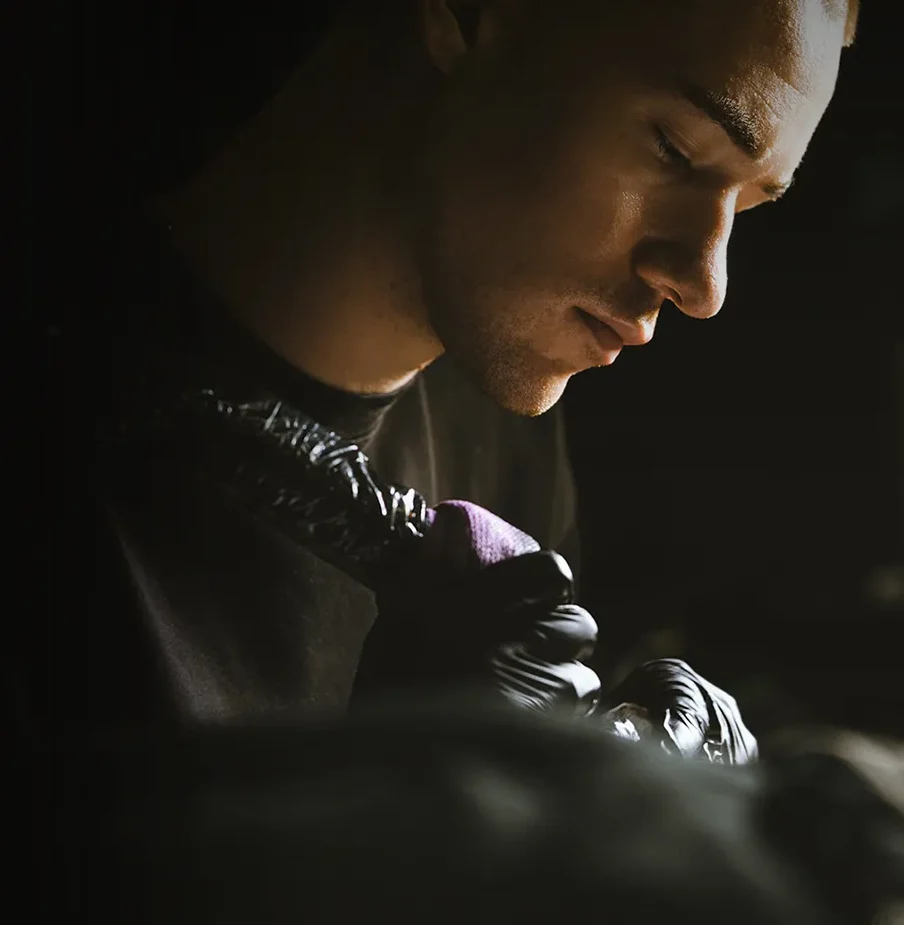 Tattooer aleki at work