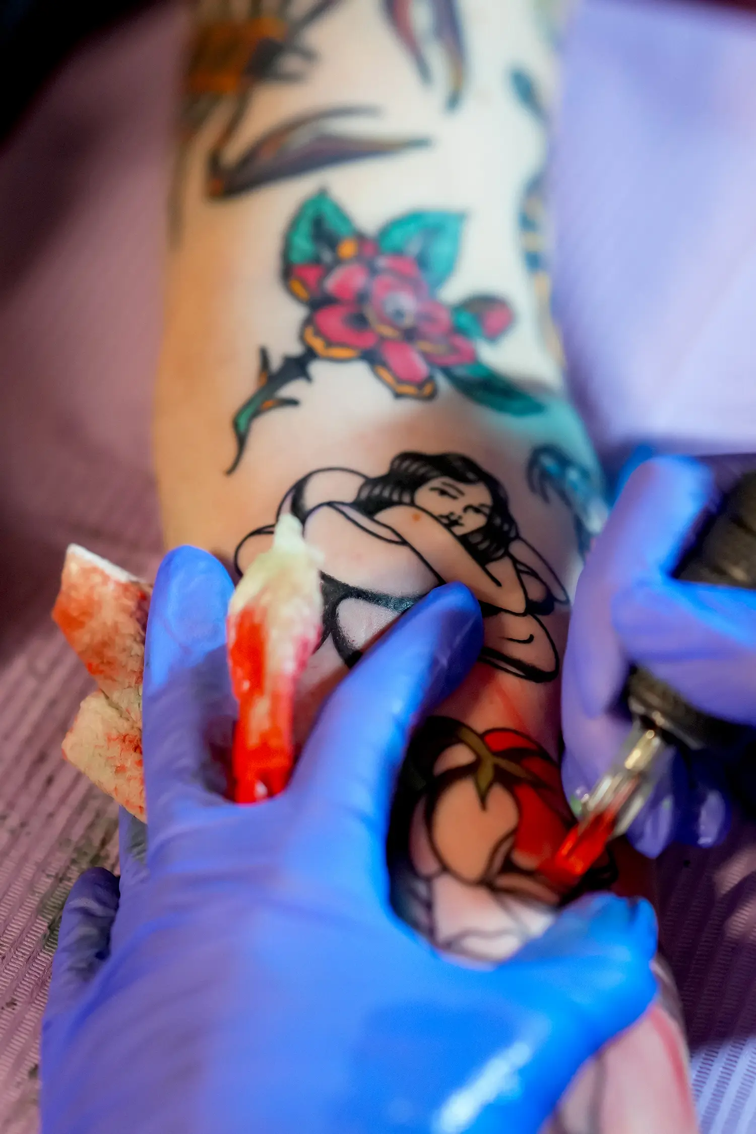 Leslie Young, established in Los Angeles, dabbles with American, illustration, and Japanese styles